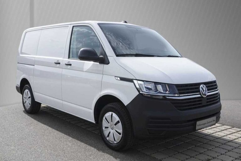 Weißer Volkswagen Transporter mit glattem Design und geschlossenen Seiten.